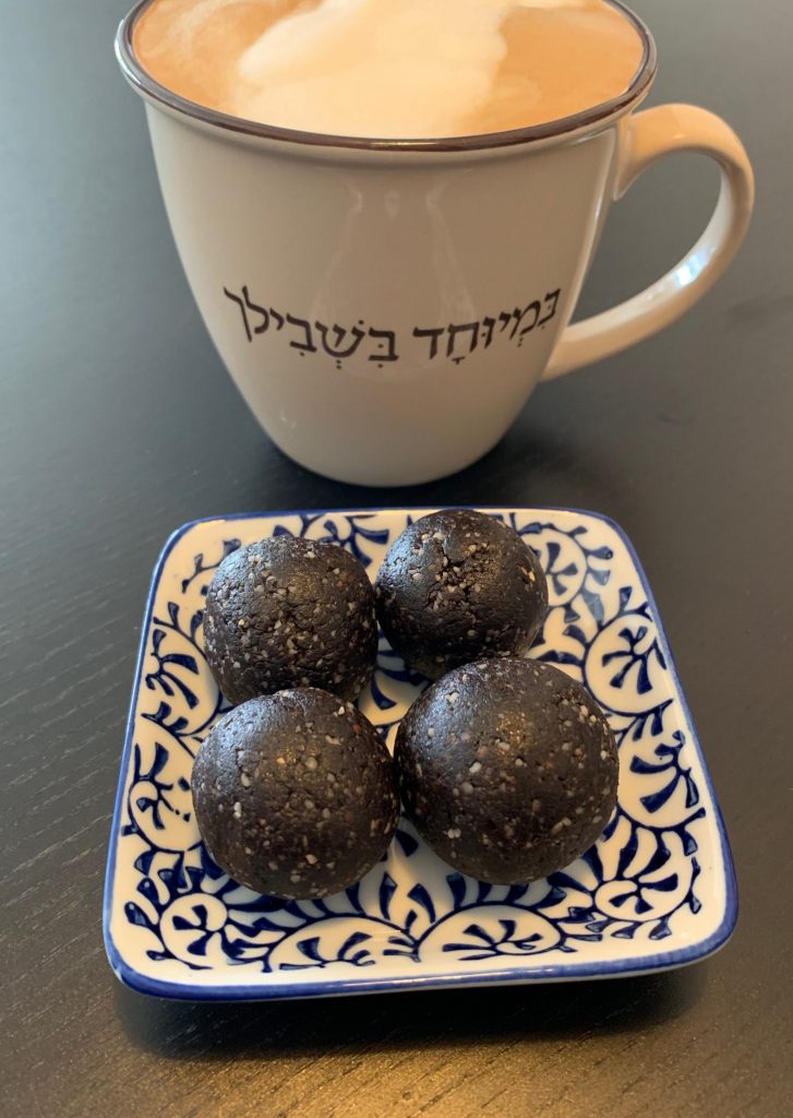 הגשה - כדורי שוקולד תמרים ואגוזים small